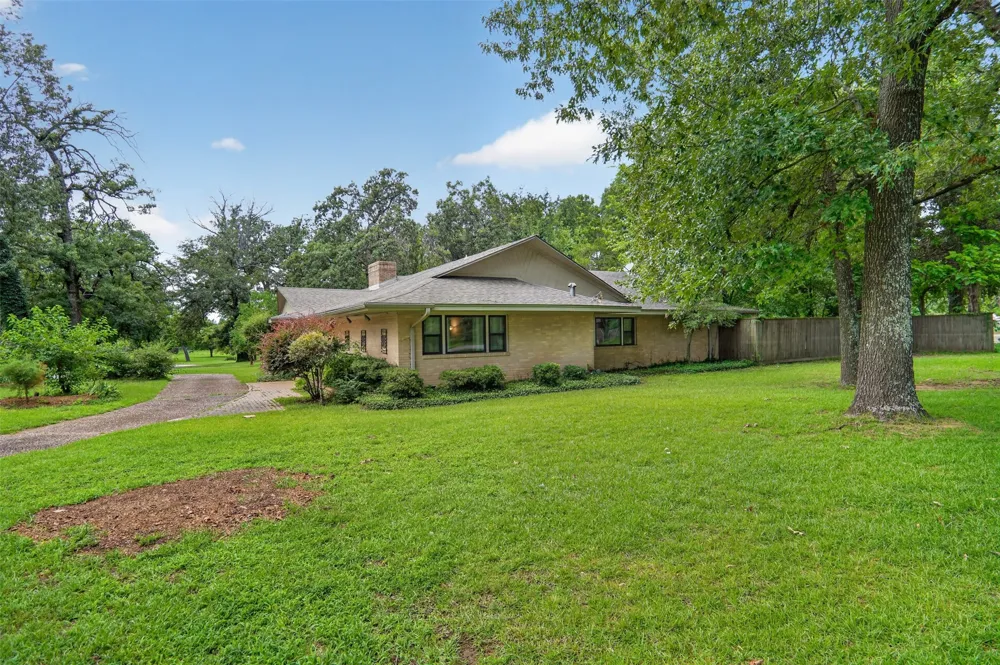 1911 Harrison Avenue Paris, TX 75460