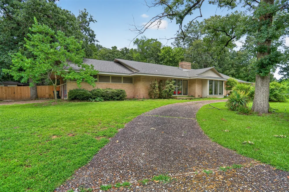 1911 Harrison Avenue Paris, TX 75460