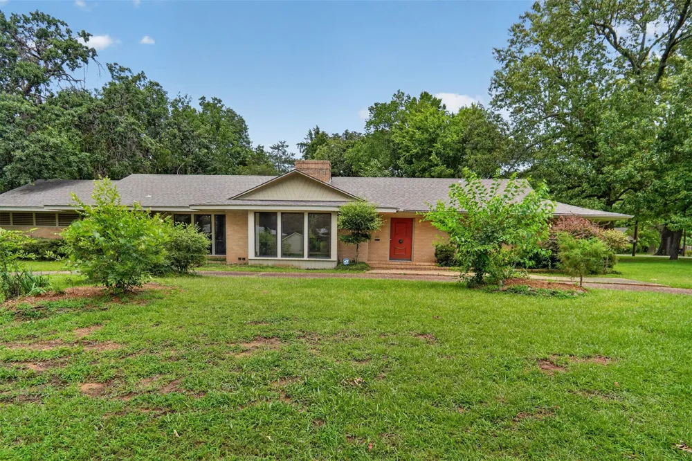 1911 Harrison Avenue Paris, TX 75460