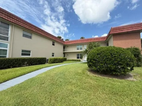 16 Vista Palm Lane #105