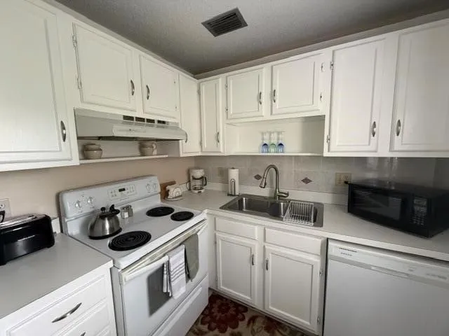 16 Vista Palm Lane #105 Vero Beach, FL 32962