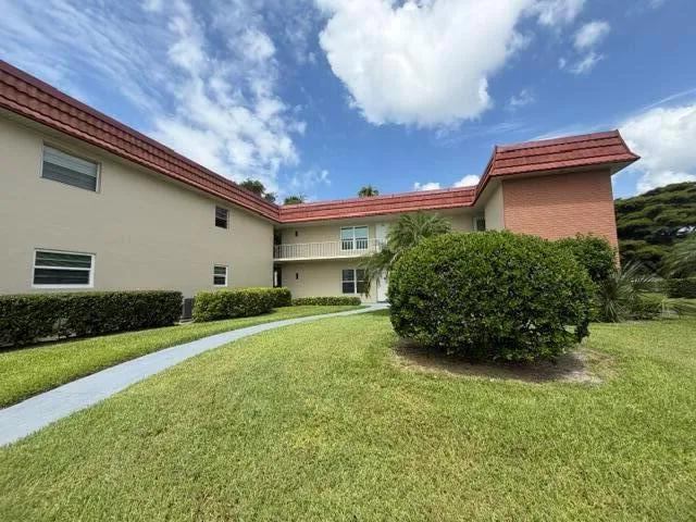 16 Vista Palm Lane #105 Vero Beach, FL 32962