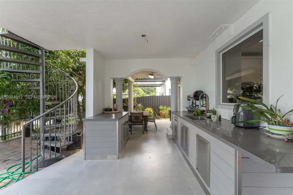 15262 SW 11th St Miami, FL 33194