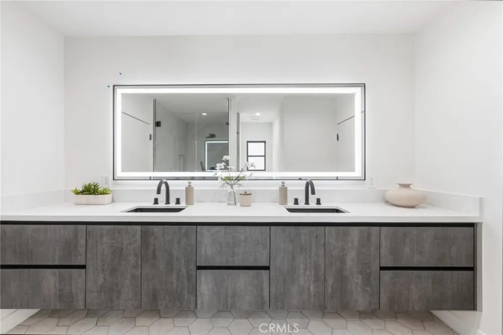 8400 White Oak Northridge, CA 91325