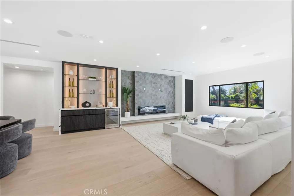 8400 White Oak Northridge, CA 91325
