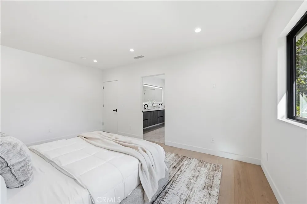 8400 White Oak Northridge, CA 91325