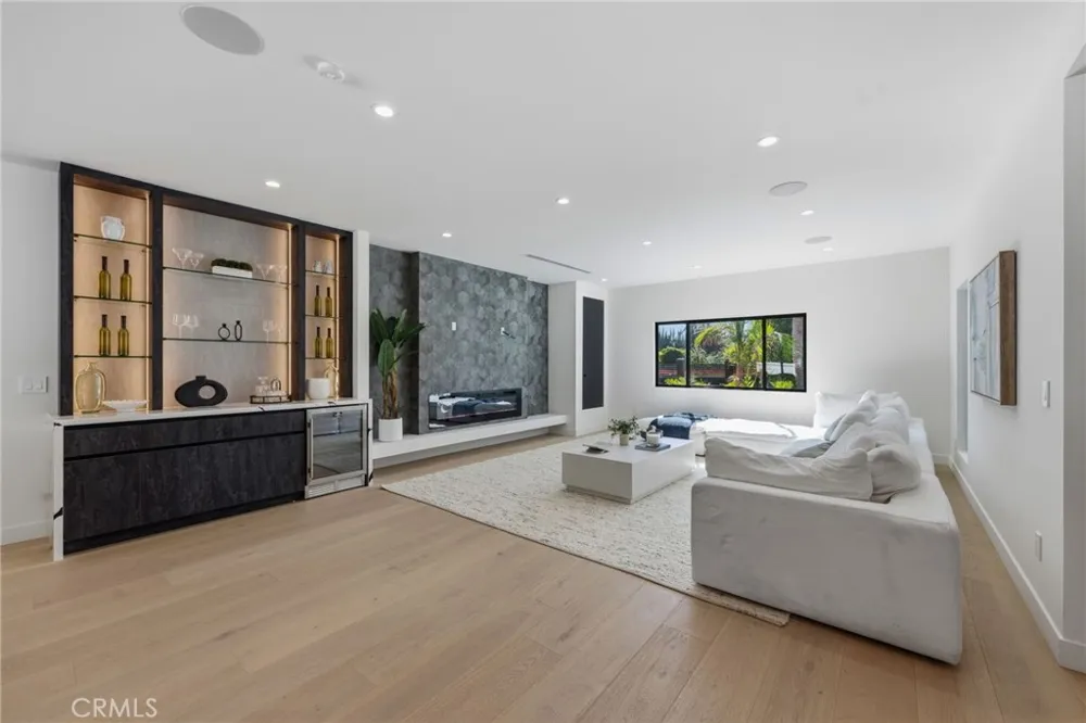 8400 White Oak Northridge, CA 91325