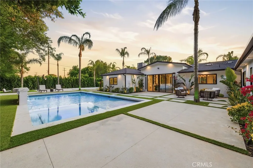8400 White Oak Northridge, CA 91325