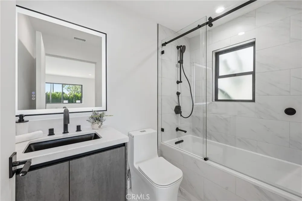 8400 White Oak Northridge, CA 91325
