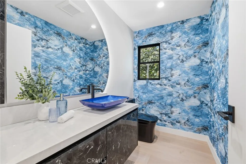 8400 White Oak Northridge, CA 91325