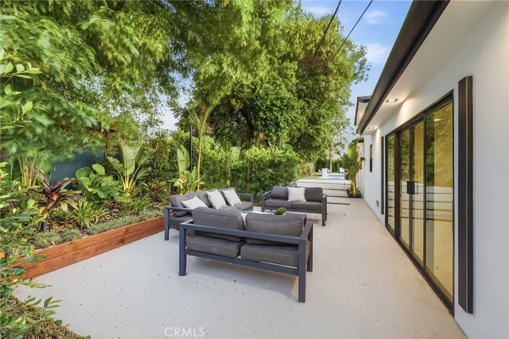 8400 White Oak Northridge, CA 91325