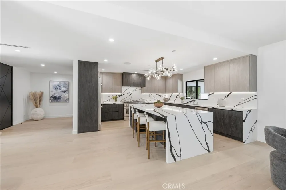 8400 White Oak Northridge, CA 91325
