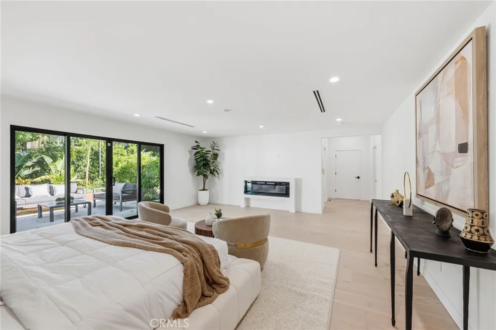 8400 White Oak Northridge, CA 91325