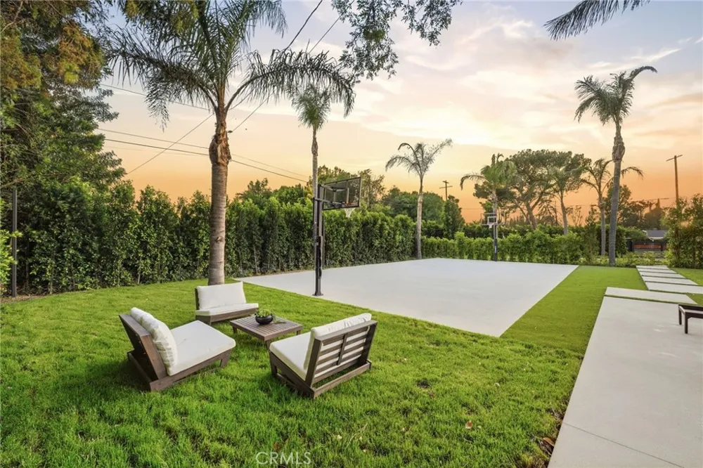 8400 White Oak Northridge, CA 91325