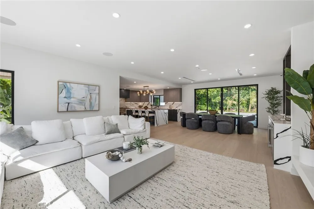 8400 White Oak Northridge, CA 91325