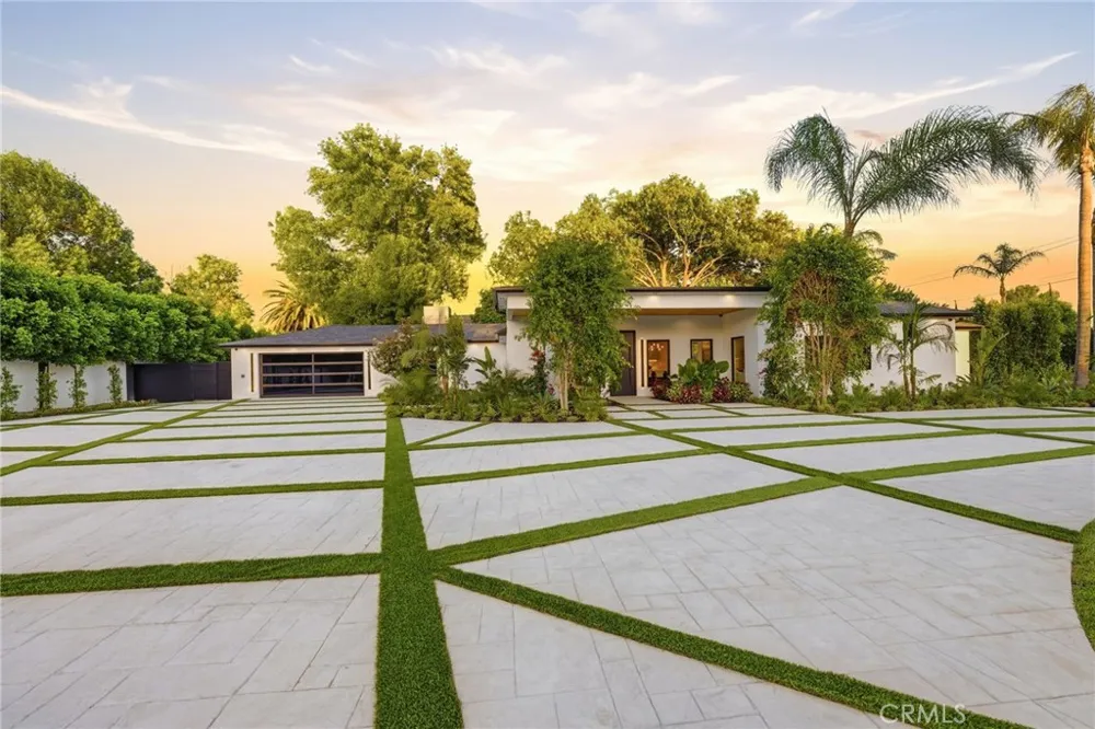 8400 White Oak Northridge, CA 91325