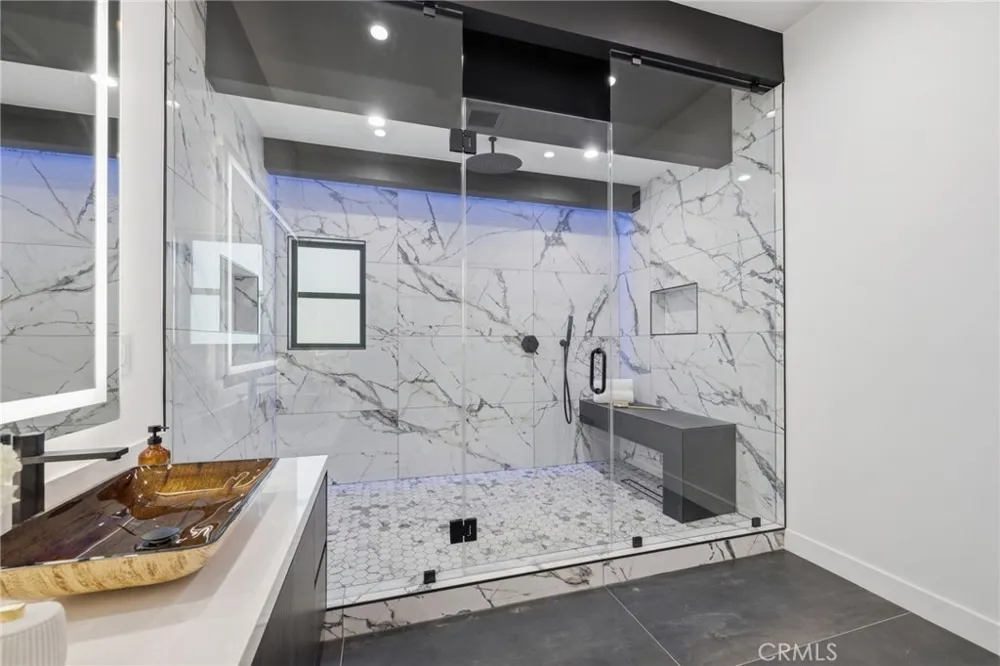 8400 White Oak Northridge, CA 91325