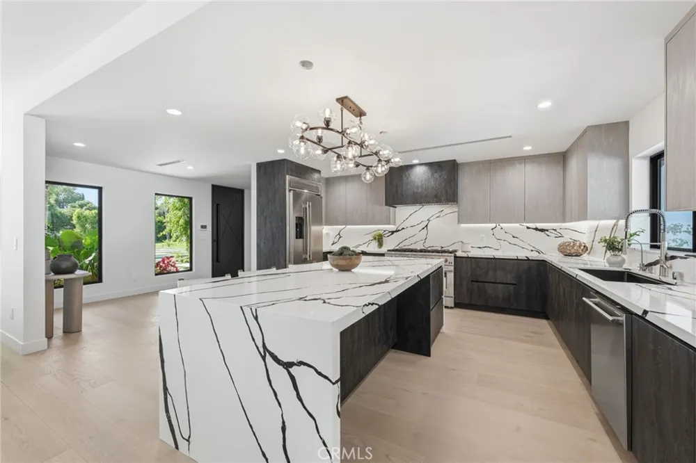 8400 White Oak Northridge, CA 91325