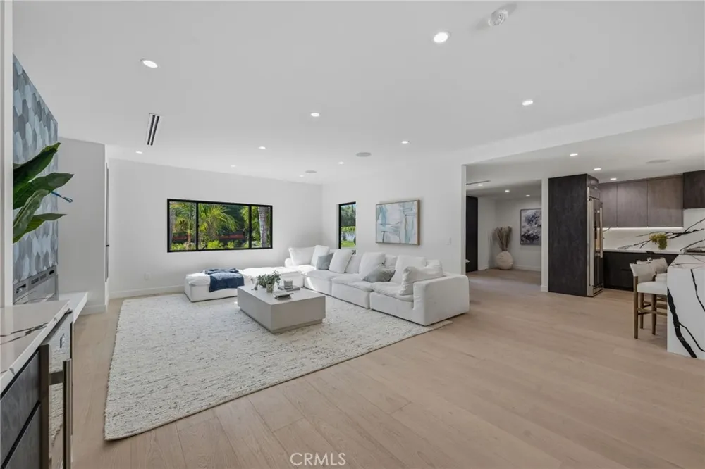 8400 White Oak Northridge, CA 91325