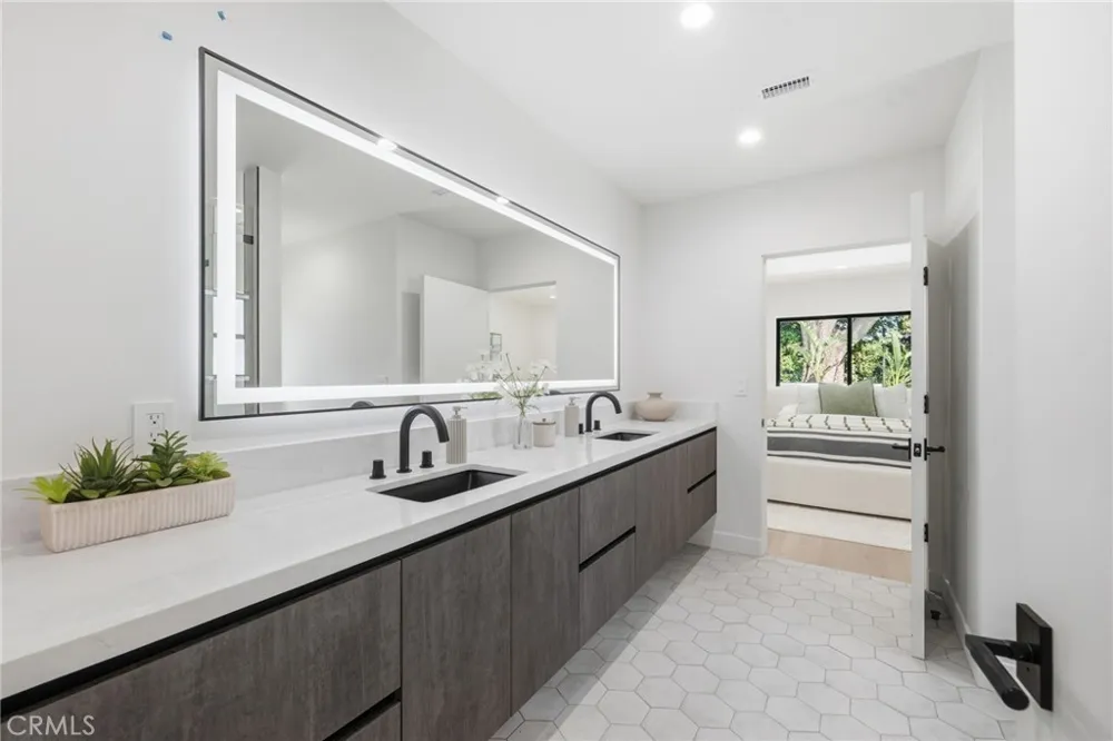 8400 White Oak Northridge, CA 91325