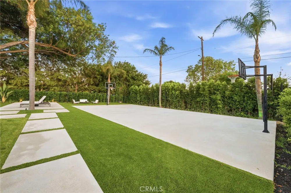 8400 White Oak Northridge, CA 91325