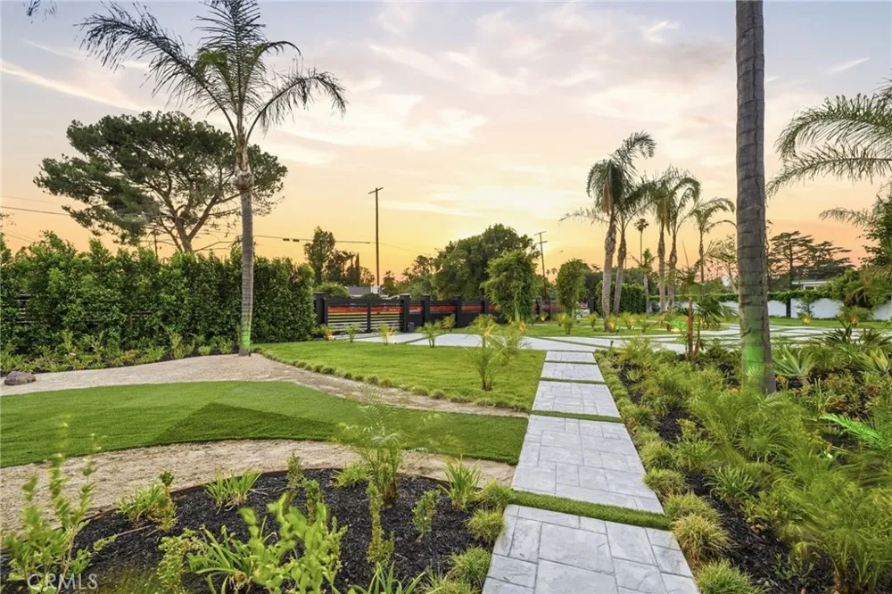 8400 White Oak Northridge, CA 91325
