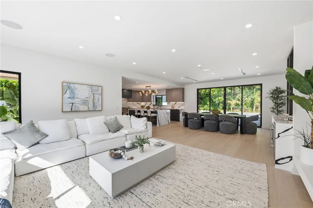 8400 White Oak Northridge, CA 91325