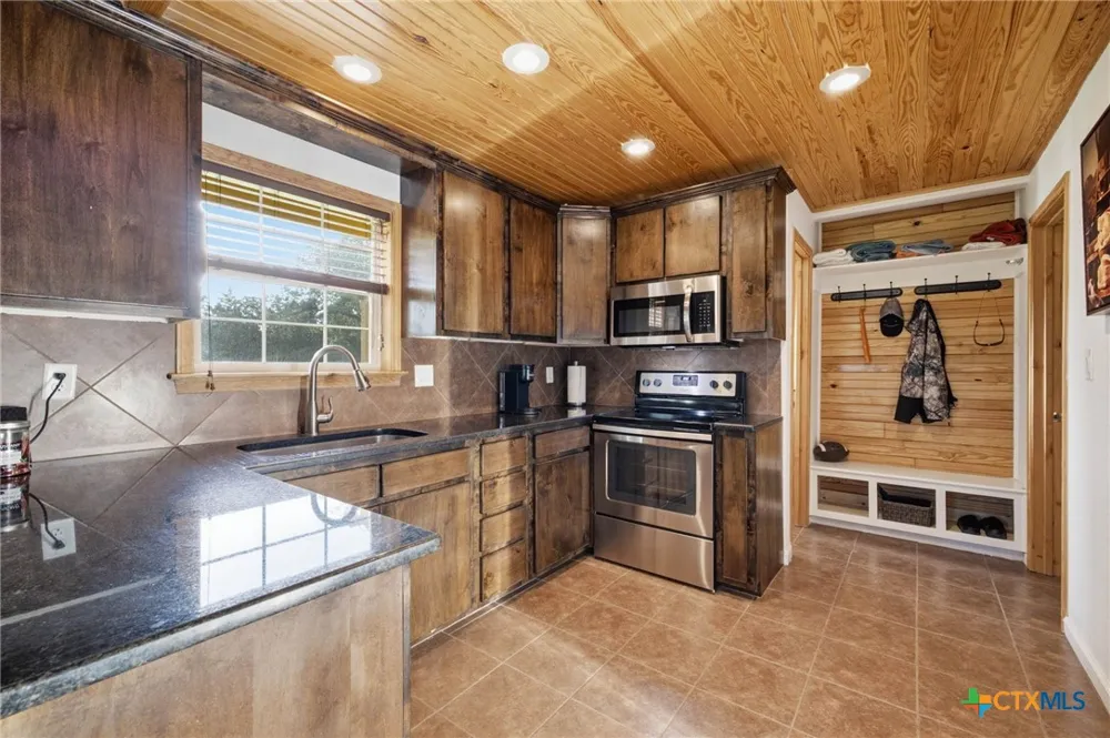 10488 Hwy 304 Harwood, TX 78629