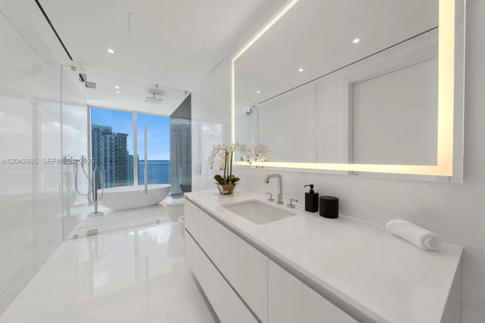 300 Biscayne Boulevard Way #2701 Miami, FL 33131