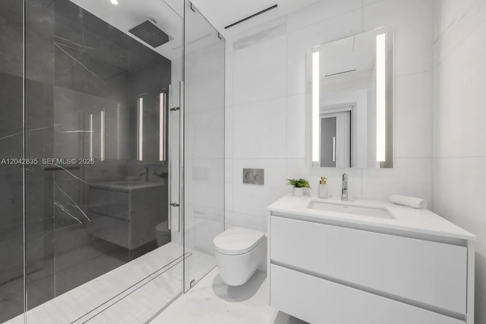 300 Biscayne Boulevard Way #2701 Miami, FL 33131