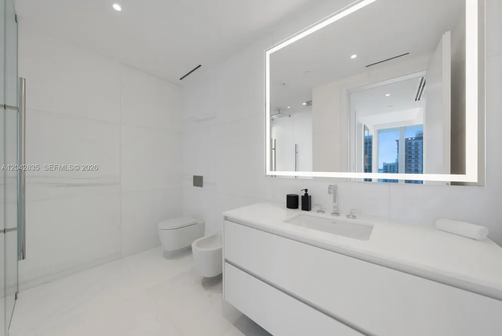 300 Biscayne Boulevard Way #2701 Miami, FL 33131