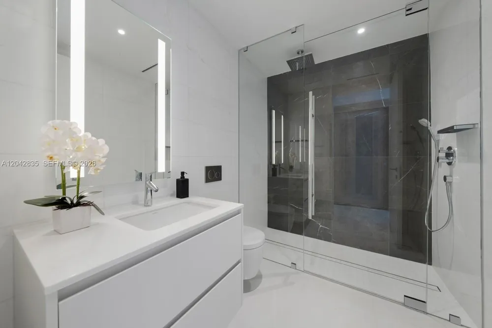 300 Biscayne Boulevard Way #2701 Miami, FL 33131