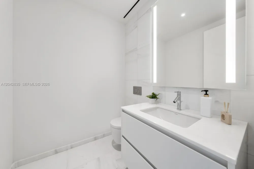 300 Biscayne Boulevard Way #2701 Miami, FL 33131