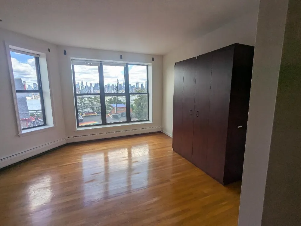 963 BLVD EAST Weehawken, NJ 07086