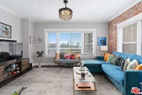 325 W 3rd Street #502