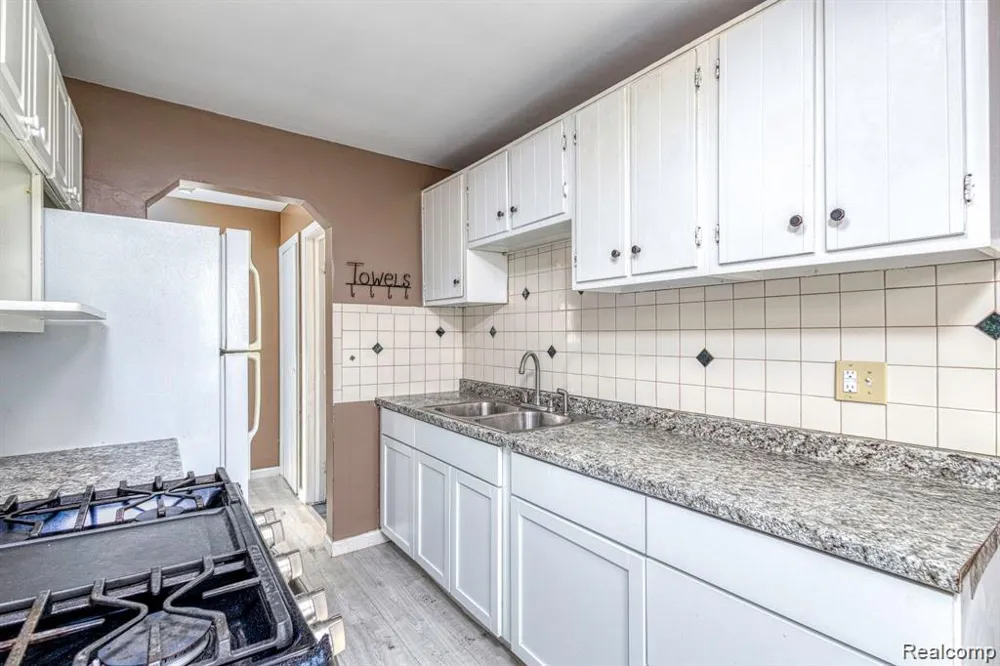24646 Grove Avenue Eastpointe City, MI 48021