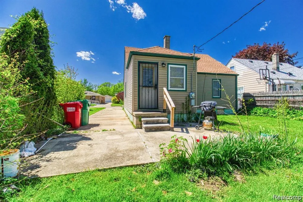 24646 Grove Avenue Eastpointe City, MI 48021