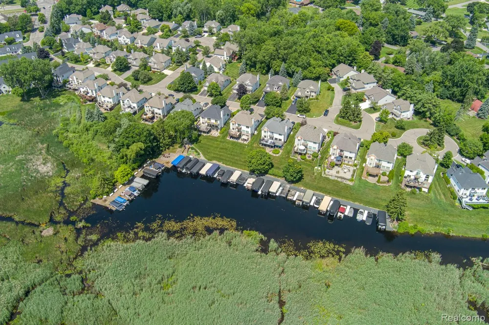 1074 Sandpiper Drive Waterford Charter Township, MI 48328