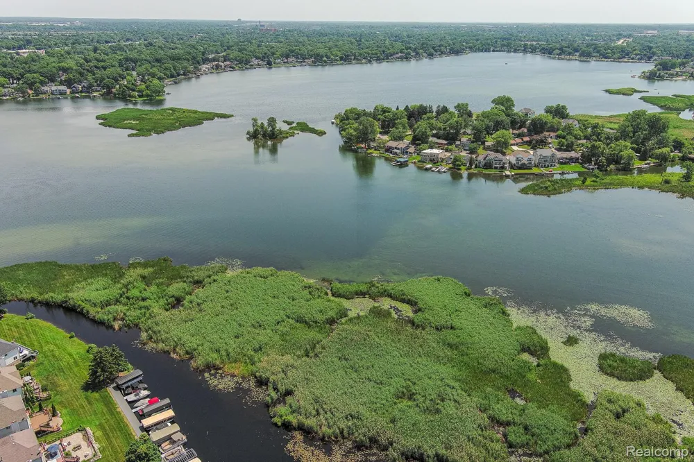 1074 Sandpiper Drive Waterford Charter Township, MI 48328