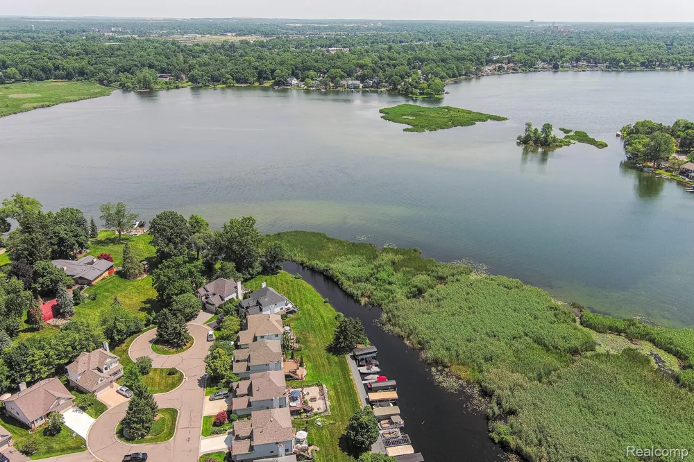 1074 Sandpiper Drive Waterford Charter Township, MI 48328