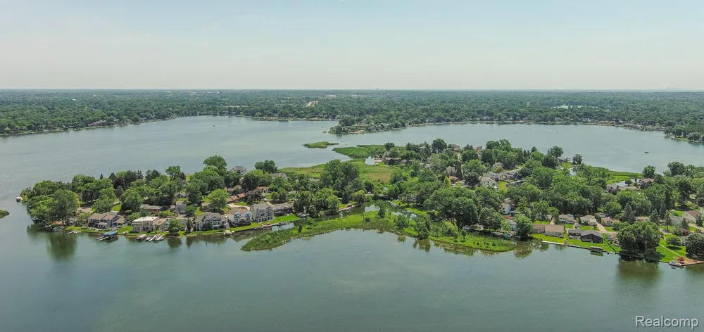 1074 Sandpiper Drive Waterford Charter Township, MI 48328