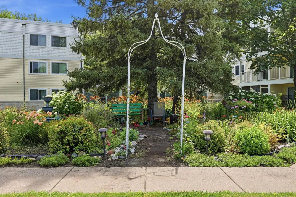 122 Demont Avenue E #370 Little Canada, MN 55117