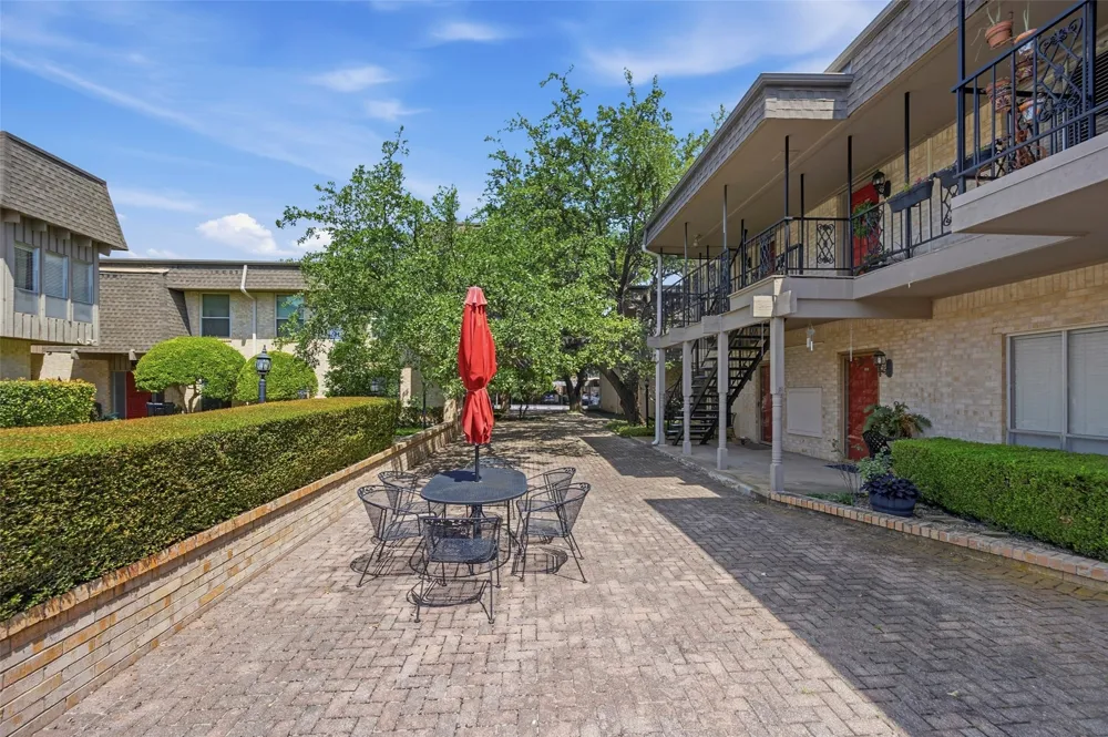 4320 Bellaire Drive S #225W Fort Worth, TX 76109