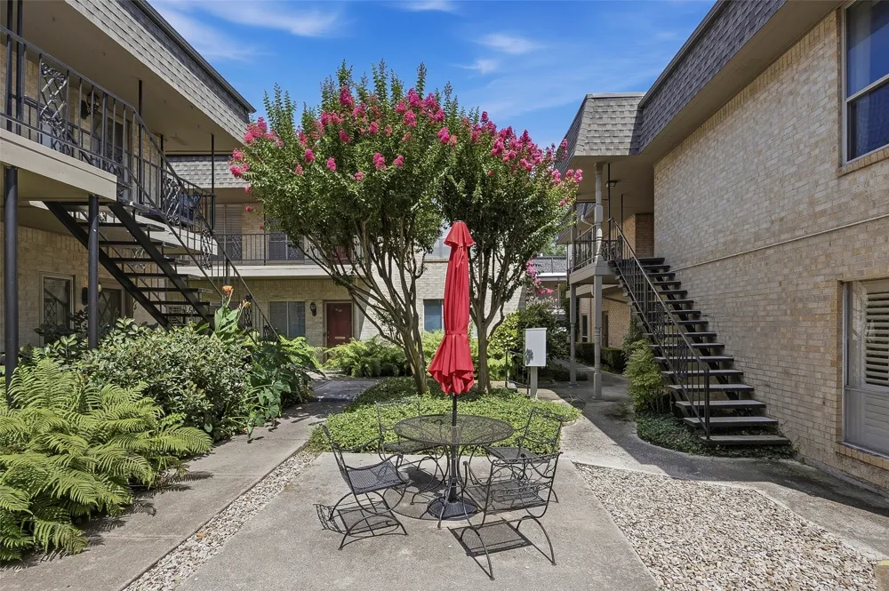 4320 Bellaire Drive S #225W Fort Worth, TX 76109