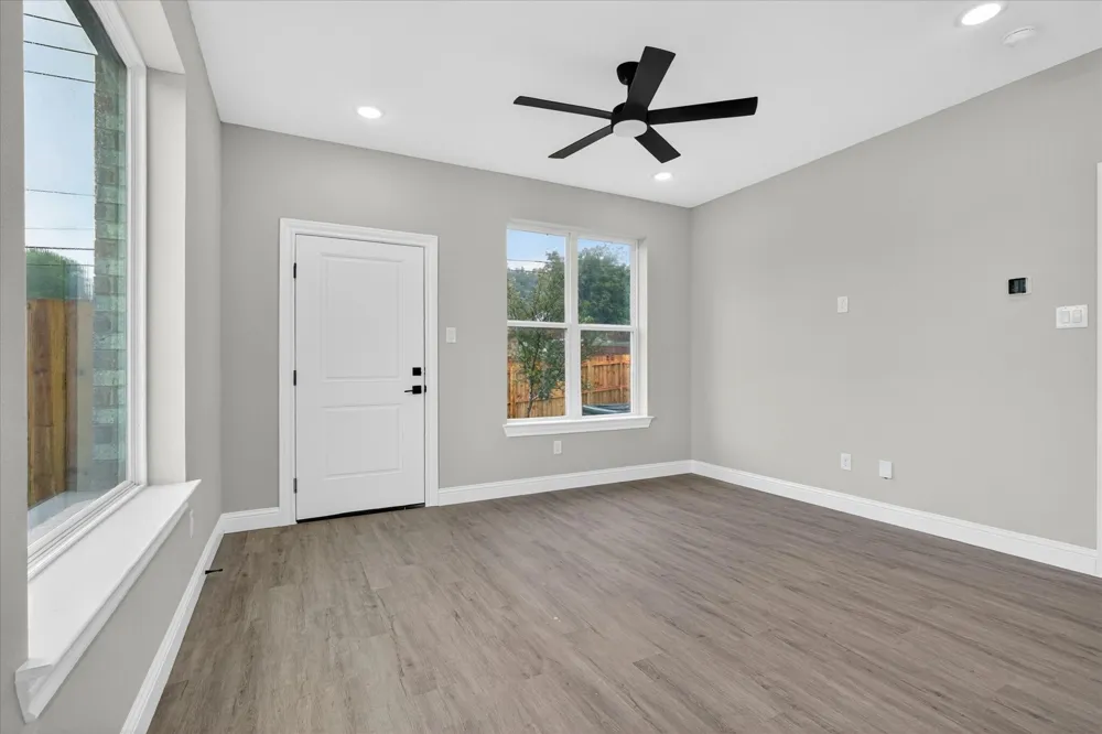 806 Premier Grand Prairie, TX 75051