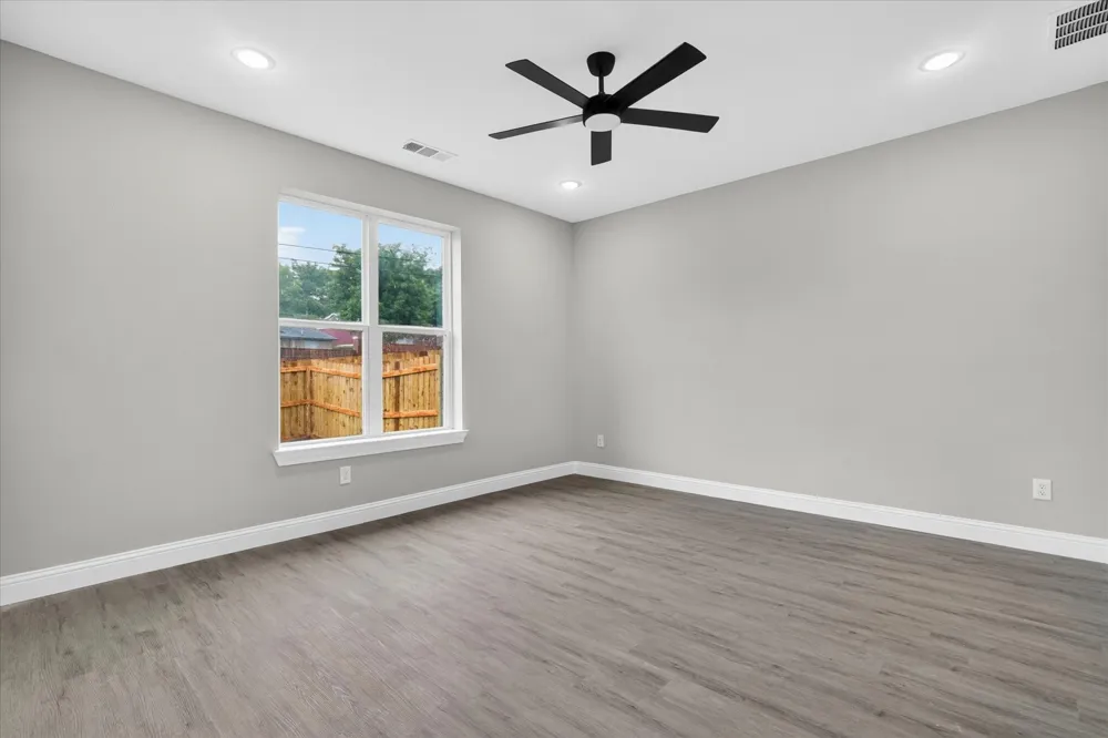 806 Premier Grand Prairie, TX 75051