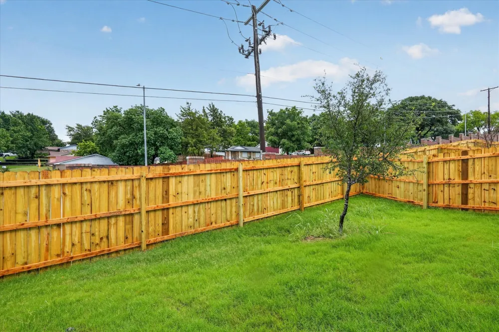 806 Premier Grand Prairie, TX 75051