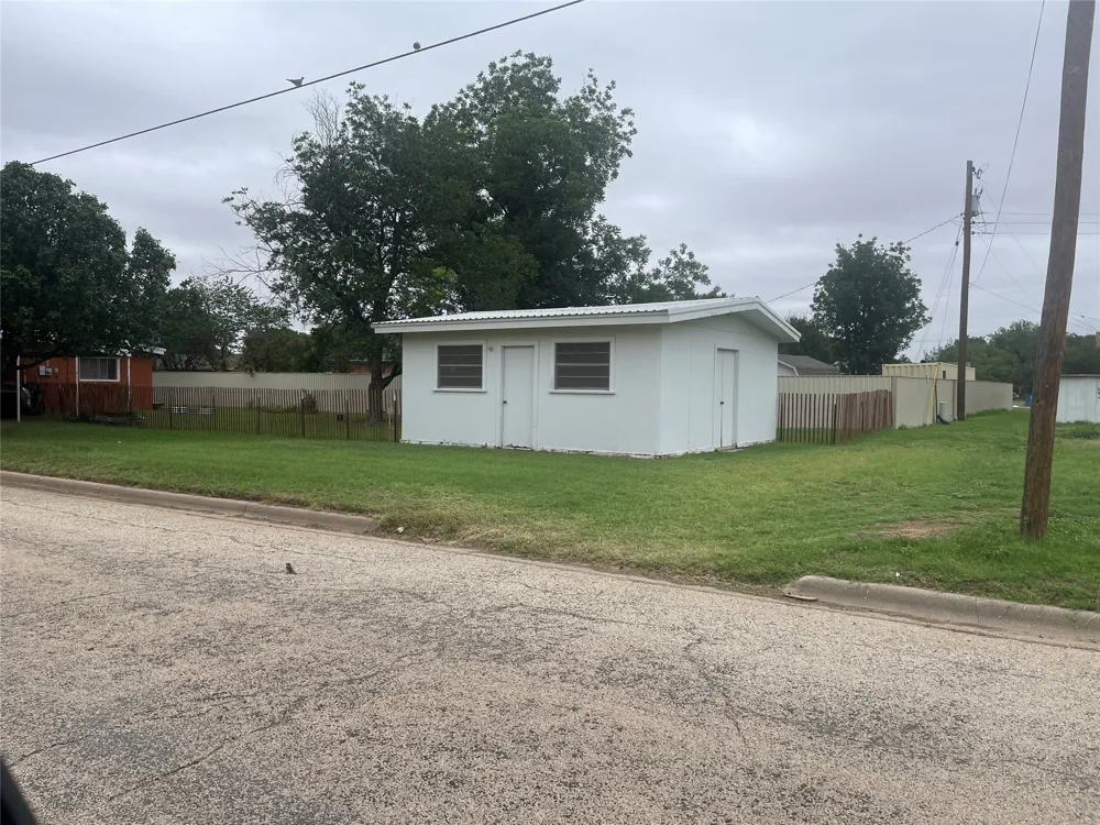 1140 W Forest Street Munday, TX 76371