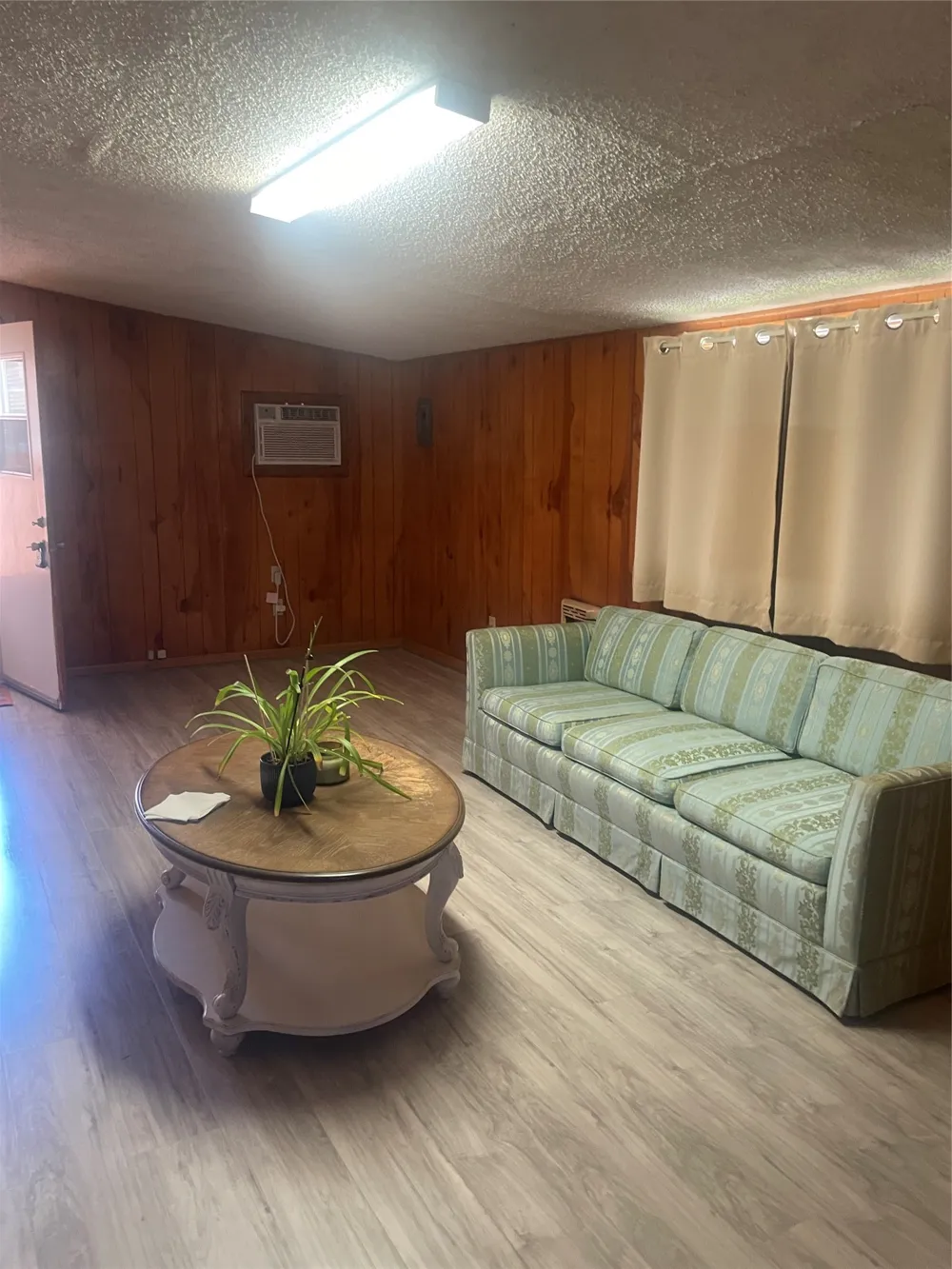 1140 W Forest Street Munday, TX 76371