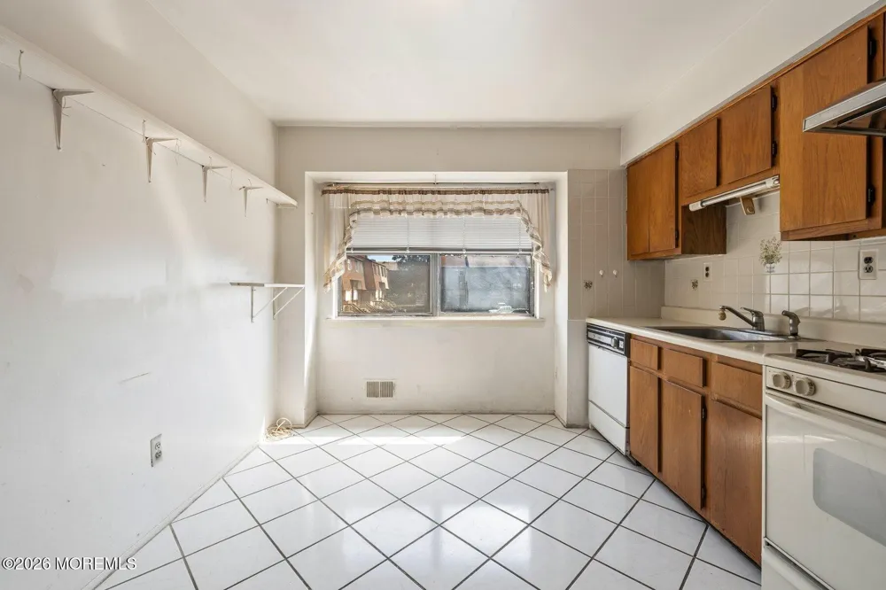 703 Merrywood Drive Edison, NJ 08817